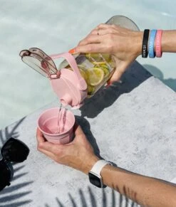 Merkloos Waterfles 2 Liter Zwart Transparant - Gratis Armband - Waterfles Met Rietje - Grote Waterfles - Sportbidon - Twee Liter Waterfles - Sportfles - Sportfles Fitness - Bottle 2 Liter- Drinkfles - Schenkfles - Zwart Transparant - Armbandje - Waterflessen -Waterfles Voor Buiten 1019x1200