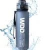 WODster Drinkfles Voor Kinderen En Volwassenen - 1 Liter - Waterfles Met Tijdmarkeringen En Fruit Filter - Bidon BPA Vrij - Grijs -Waterfles Voor Buiten 1047x1200