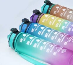 Merkloos Drinkfles – Luxe Drinkfles Met Rietje – Waterfles 1 Liter – Water Bottle – Motivatie Waterfles Met Tijdmarkeringen -Waterfles Voor Buiten 1200x1065 1