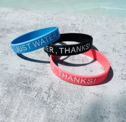 Merkloos Waterfles 2 Liter MET Sleeve Camo Zwart - Gratis Armband! - Waterfles Met Rietje -Drinkfles Met Rietje - Grote Waterfles - Bottle 2 Liter - Sportbidon - Sportfles Fitness - Waterkan - Gallon - Schenkfles - Waterflessen - Drinkbus -Waterfles Voor Buiten 1200x1165