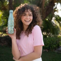 IZY Bottles X Van Gogh Museum - Amandelbloesem | 500 ML | Thermosfles | Drinkfles | Waterfles | Schoolfles | Isoleerfles | Beker | Drinkbeker | Koud | Warm | Fles | Back To School | 500ml -Waterfles Voor Buiten 1200x1200 1191
