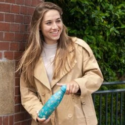 IZY Bottles X Van Gogh Museum - Amandelbloesem | 500 ML | Thermosfles | Drinkfles | Waterfles | Schoolfles | Isoleerfles | Beker | Drinkbeker | Koud | Warm | Fles | Back To School | 500ml -Waterfles Voor Buiten 1200x1200 1192