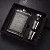 Merkloos Gebaseerd Op Jack Daniels Whiskey Zilver RVS Heupfles Gift Set - Platvink - Zakflacon - Zakfles - Drankfles - Drankflacon Heupflesje - Incl. Trechter En Bekertjes
