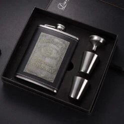 Merkloos Gebaseerd Op Jack Daniels Whiskey Zilver RVS Heupfles Gift Set - Platvink - Zakflacon - Zakfles - Drankfles - Drankflacon Heupflesje - Incl. Trechter En Bekertjes