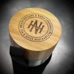 Holland & Noble - Thermo Theefles Met Zeef - 400 Ml Borosilicate Glas Dubbelwandig - Thee-infuser Met Bamboe Schroefdop Aan Beide Zijdes En Roestvrijstalen Zeef - Inclusief Neopreen Hoes -Waterfles Voor Buiten 1200x1200 1227