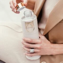 Equa Glazen Waterfles 750 Ml Mismatch Met Hoes - Beige -Waterfles Voor Buiten 1200x1200 153