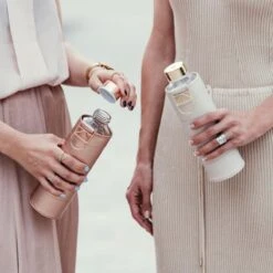 Equa Glazen Waterfles 750 Ml Mismatch Met Hoes - Beige -Waterfles Voor Buiten 1200x1200 156