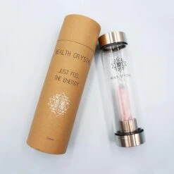 Health Crystal - 550 ML - Luxe Waterfles Met Kristal - Roze Quartz - Zorgt Voor Energie - Detox - Verfrissende Smaak Aan Je Water - Zorgt Voor Balans - Helpt Met Afvallen - Handig Mee Te Nemen - Perfect Als Cadeau -Waterfles Voor Buiten 1200x1200 269