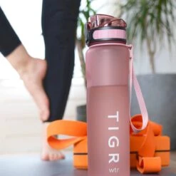TIGR The Athlete - Drinkfles - Waterfles Met Fruit Filter - 1000ml - Rosé Goud - Met Mengbal Voor Shakes 13 TIGR The Athlete - Drinkfles - Waterfles Met Fruit Filter - 1000ml - Rosé Goud - Met Mengbal Voor Shakes -Waterfles Voor Buiten 1200x1200 374