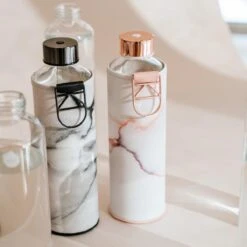 Equa Glazen Waterfles - Lava - 750 Ml - Mismatch Met Hoes - Imitatieleer - BPA Vrij -Waterfles Voor Buiten 1200x1200 688