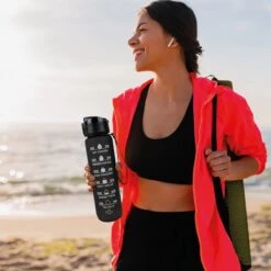 Merkloos Motivatie Waterfles Met Tijdmarkering | Sport Waterfles | Drinkfles Met Rietje | Tritan Waterfles | Lekvrije Sportfles | 1 Liter Waterfles | Motivatie Waterflessen | Motiverende Drinkfles | Drinkflessen | BPA Vrij | Cadeau | Zwart -Waterfles Voor Buiten 1200x1200 690