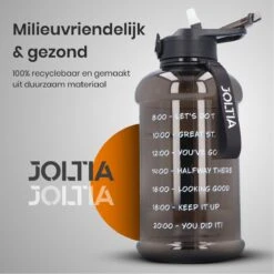 JOLTIA - Sportfles Met Sleeve - Drinkfles Met Rietje - Met Tijdmarkering En Motivatie - Tijd - Drinkflessen Volwassenen - Waterfles - Motiverende Drink / Water Fles - Bidon - Waterjug - 2.2 Liter - Zwart -Waterfles Voor Buiten 1200x1200 759