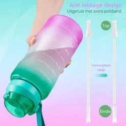 FLOOQ - Waterfles - Motivatie Waterfles - Drinkfles Met Tijdsmarketing - Bidon - Sportdrankfles - Grote Waterfles - Met Rietje - 2 Liter - Goud/Roze -Waterfles Voor Buiten 1200x1200 777