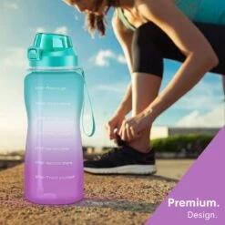 Motivatie Waterfles 2 Liter - Bidon - Sportdrankfles - Grote Waterfles - Gallon - Rietje - Tijdsmarkering - Groen/Paars -Waterfles Voor Buiten 1200x1200 80