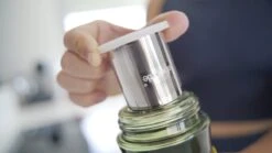 Reboottle - Tea - Drinkfles Met Theefilter - Thee Infuser - Theefles - 450ml - Beige/Rood -Waterfles Voor Buiten 1200x677 1