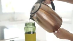 Reboottle - Tea - Drinkfles Met Theefilter - Thee Infuser - Theefles - 450ml - Beige/Rood -Waterfles Voor Buiten 1200x680 1