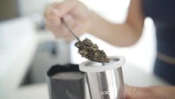 Reboottle - Tea - Drinkfles Met Theefilter - Thee Infuser - Theefles - 450ml - Beige/Rood -Waterfles Voor Buiten 1200x682 2