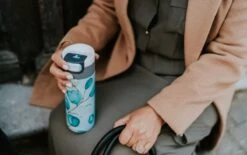 Kambukka Etna Thermosbeker 500 Ml - Makkelijk Reinigen - Lekvrije Koffiebeker - Eucalyptus Leaves -Waterfles Voor Buiten 1200x752 2