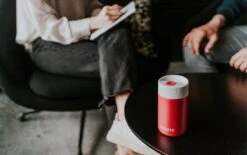 Kambukka Olympus Thermosbeker 300 Ml - Makkelijk Reinigen - Lekvrije Koffiebeker - RVS - Cherry Cake -Waterfles Voor Buiten 1200x752 3