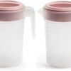 2x Stuks Waterkan/sapkan Transparant/roze Met Deksel 1 Liter Kunststof- Smalle Schenkkan Die In De Koelkastdeur Past -Waterfles Voor Buiten 1200x754