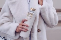 Equa Glazen Waterfles 750 Ml Mismatch Met Hoes - Beige -Waterfles Voor Buiten 1200x799 2