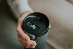 Kambukka Etna Grip Thermosbeker 500 Ml - Makkelijk Reinigen - Lekvrije Koffiebeker - Zwart -Waterfles Voor Buiten 1200x800 168