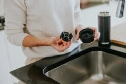 Kambukka Olympus Thermosbeker 500 Ml - Makkelijk Reinigen - Lekvrije Koffiebeker - RVS - Darkness -Waterfles Voor Buiten 1200x800 181