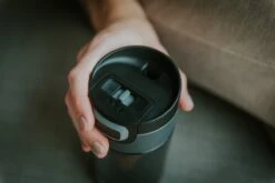 Kambukka Etna Thermosbeker 300 Ml - Makkelijk Reinigen - Lekvrije Koffiebeker - Pitch Black 23 Kambukka Etna Thermosbeker 300 Ml - Makkelijk Reinigen - Lekvrije Koffiebeker - Pitch Black -Waterfles Voor Buiten 1200x800 203