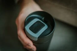 Kambukka Olympus Thermosbeker 300 Ml - Makkelijk Reinigen - Lekvrije Koffiebeker - RVS - Jet Black -Waterfles Voor Buiten 1200x800 210