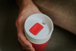 Kambukka Olympus Thermosbeker 300 Ml - Makkelijk Reinigen - Lekvrije Koffiebeker - RVS - Cherry Cake -Waterfles Voor Buiten 1200x800 220