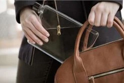 Waterfles Plat – Transparant – Minimalistisch Uiterlijk - Gemakkelijk Mee Te Nemen - Inhoud 420 Milliliter – 20 X 14,8 Cm -Waterfles Voor Buiten 1200x806