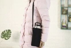 Le Cose LiteGrip - Lichtgewicht Flessenhouder Met Verstelbare Schouderriem - Tot 1 Liter - Zwart - Flessentas - Drinkfles Houder -Waterfles Voor Buiten 1200x812