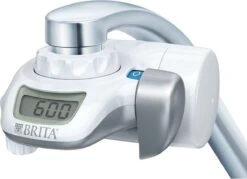 BRITA On Tap Faucet Filtration System - Uitstekend Smakend Gefilterd Water - Inclusief 1 BRITA ON TAP Kraanfilter - 600 Liter Water Gefilterd Per Patroon - Witte Kleur -Waterfles Voor Buiten 1200x871