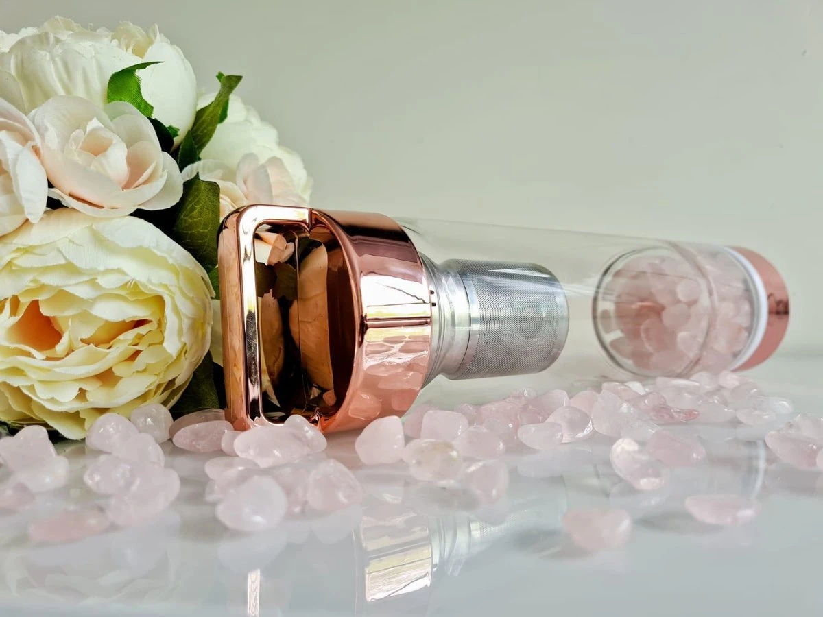 Duurzame Waterfles Met Kristal - Roségoud - Roestvrij Staal - Rozenkwarts Edelstenen - Verrijkt En Verzacht Water - Inclusief Thee/fruit Infuser - Edelstenen - 550 Ml - Waterfles - Drinkfles 9 Duurzame Waterfles Met Kristal - Roségoud - Roestvrij Staal - Rozenkwarts Edelstenen - Verrijkt En Verzacht Water - Inclusief Thee/fruit Infuser - Edelstenen - 550 Ml - Waterfles - Drinkfles - Afbeelding 7
