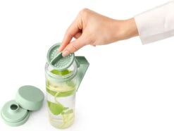 Brabantia Make & Take Drinkfles Met Fruitfilter - 0,5 L - Jade Green 15 Brabantia Make & Take Drinkfles Met Fruitfilter - 0,5 L - Jade Green -Waterfles Voor Buiten 1200x903