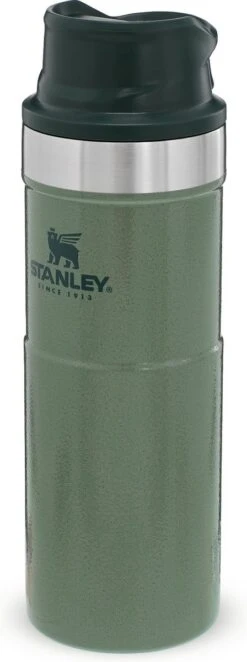 Stanley Trigger-Action Travel Mug 0.47L - Thermosfles - Hammertone Green -Waterfles Voor Buiten 448x1200 1