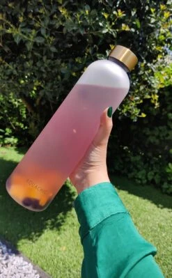 Aquachic - 1L Waterfles Met 2 Doppen En Tijdsmarkeringen - Lekvrij & Licht - Duurzaam - Nederlands Merk - Drink Fles / Bidon- Wit 1 Liter -Waterfles Voor Buiten 742x1200 2