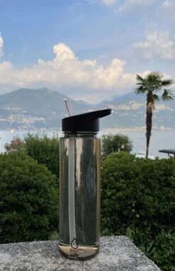 Wattamula - Milieuvriendelijke Waterfles Met Rietje - 700 ML - Taupe Transparant - Drinkfles -Waterfles Voor Buiten 775x1200