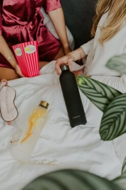 Aquachic - 1L Waterfles Met 2 Doppen En Tijdsmarkeringen - Lekvrij & Licht - Duurzaam - Nederlands Merk - Drink Fles / Bidon- Zwart 1 Liter -Waterfles Voor Buiten 799x1200 8