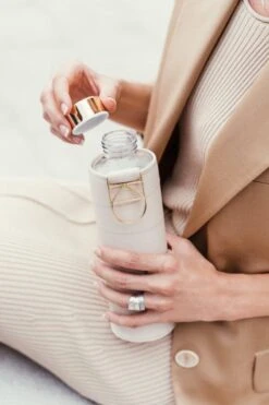 Equa Glazen Waterfles 750 Ml Mismatch Met Hoes - Beige -Waterfles Voor Buiten 800x1200 10