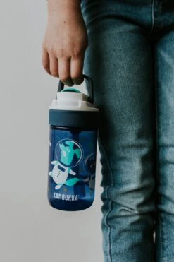 Kambukka Lagoon Drinkfles 400ml -Space Animals Met Geïntegreerd Rietje -Waterfles Voor Buiten 800x1200 44