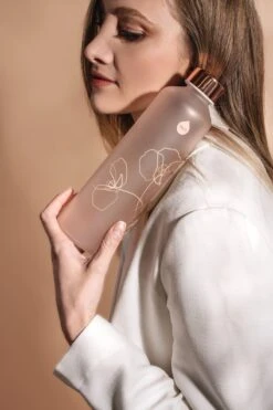 Equa - Waterfles - Glas - 750 ML - Roze 12 Equa - Waterfles - Glas - 750 ML - Roze -Waterfles Voor Buiten 800x1200 54