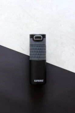 Kambukka Etna Grip Thermosbeker 500 Ml - Makkelijk Reinigen - Lekvrije Koffiebeker - Zwart -Waterfles Voor Buiten 800x1200 69