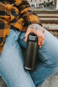 Kambukka Olympus Thermosbeker 500 Ml - Makkelijk Reinigen - Lekvrije Koffiebeker - RVS - Darkness -Waterfles Voor Buiten 800x1200 71