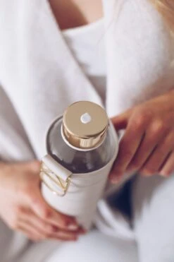 Equa Glazen Waterfles 750 Ml Mismatch Met Hoes - Beige -Waterfles Voor Buiten 800x1200 8