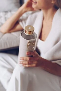 Equa Glazen Waterfles 750 Ml Mismatch Met Hoes - Beige -Waterfles Voor Buiten 800x1200 9