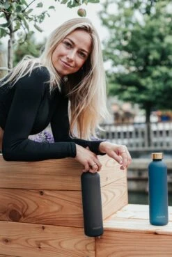 Aquachic - 1L Waterfles Met 2 Doppen En Tijdsmarkeringen - Lekvrij & Licht - Duurzaam - Nederlands Merk - Drink Fles / Bidon- Blauw 1 Liter -Waterfles Voor Buiten 804x1200 3