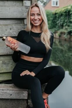 Aquachic - 1L Waterfles Met 2 Doppen En Tijdsmarkeringen - Lekvrij & Licht - Duurzaam - Nederlands Merk - Drink Fles / Bidon- Wit 1 Liter -Waterfles Voor Buiten 806x1200 1