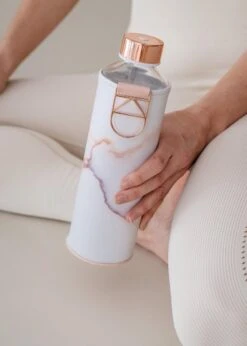 Equa Glazen Waterfles - Lava - 750 Ml - Mismatch Met Hoes - Imitatieleer - BPA Vrij -Waterfles Voor Buiten 856x1200 11