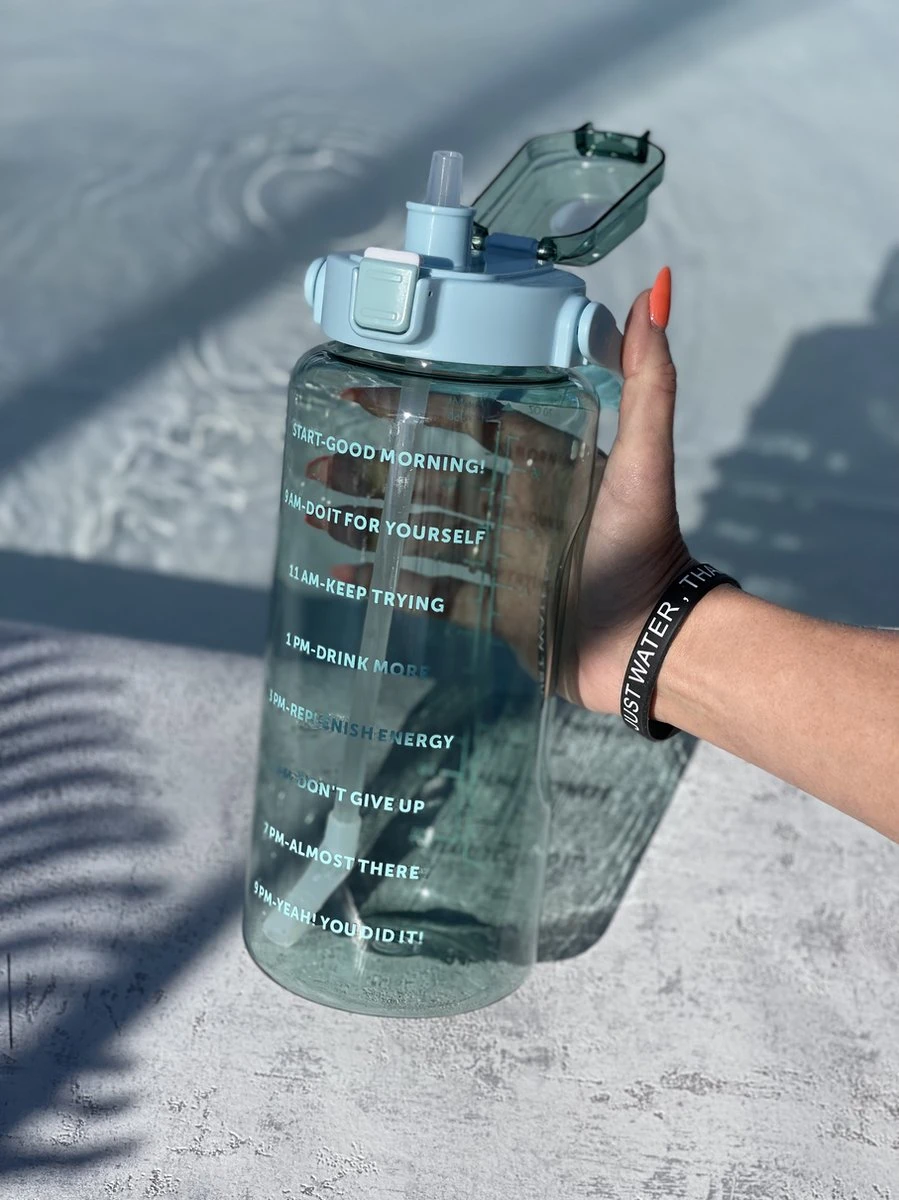 Merkloos 2 Liter Waterfles Groen Transparant - Gratis Armband - Grote Waterfles - Motivatie Fles - Bidon - Twee Liter Waterfles - Sportfles - Waterkan - Gallon - 2 Liter Bottle - Drinkfles - Schenkfles - Groen Transparant - Zwart Armbandje 4 Merkloos 2 Liter Waterfles Groen Transparant - Gratis Armband - Grote Waterfles - Motivatie Fles - Bidon - Twee Liter Waterfles - Sportfles - Waterkan - Gallon - 2 Liter Bottle - Drinkfles - Schenkfles - Groen Transparant - Zwart Armbandje - Afbeelding 2